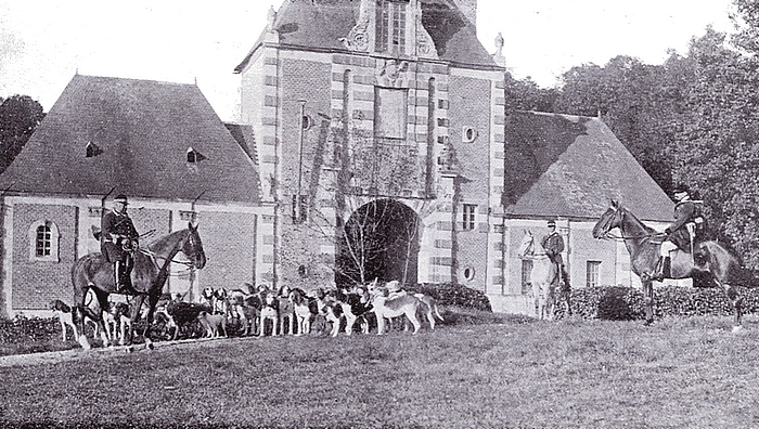 L'équipage devant le portail du château d'Avrilly - Tiré de l'ouvrage Deux Siècles de Vènerie à travers la France - H. Tremblot de la Croix et B. Toll